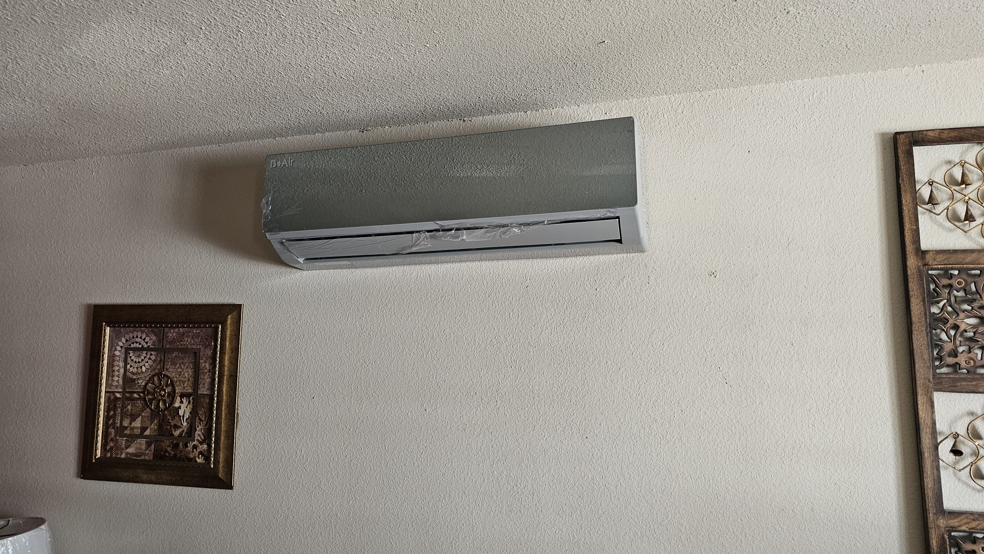 Unidad interior de aire acondicionado tipo minisplit instalada en una pared