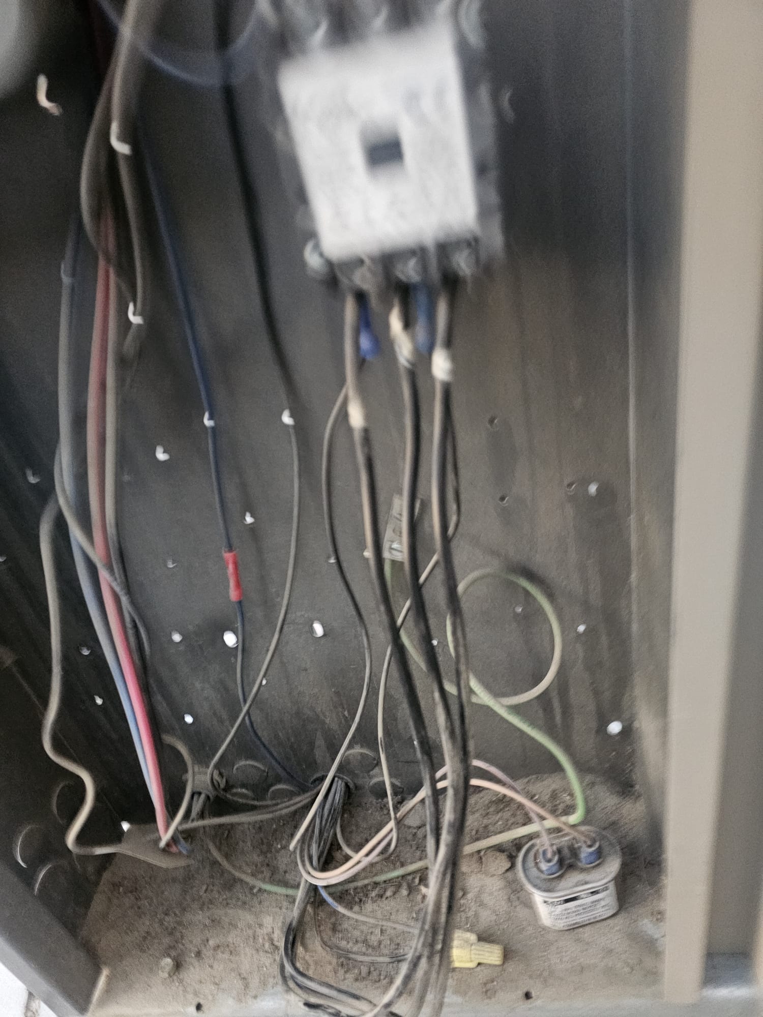 Cableado y componentes dentro del panel de una unidad de climatización