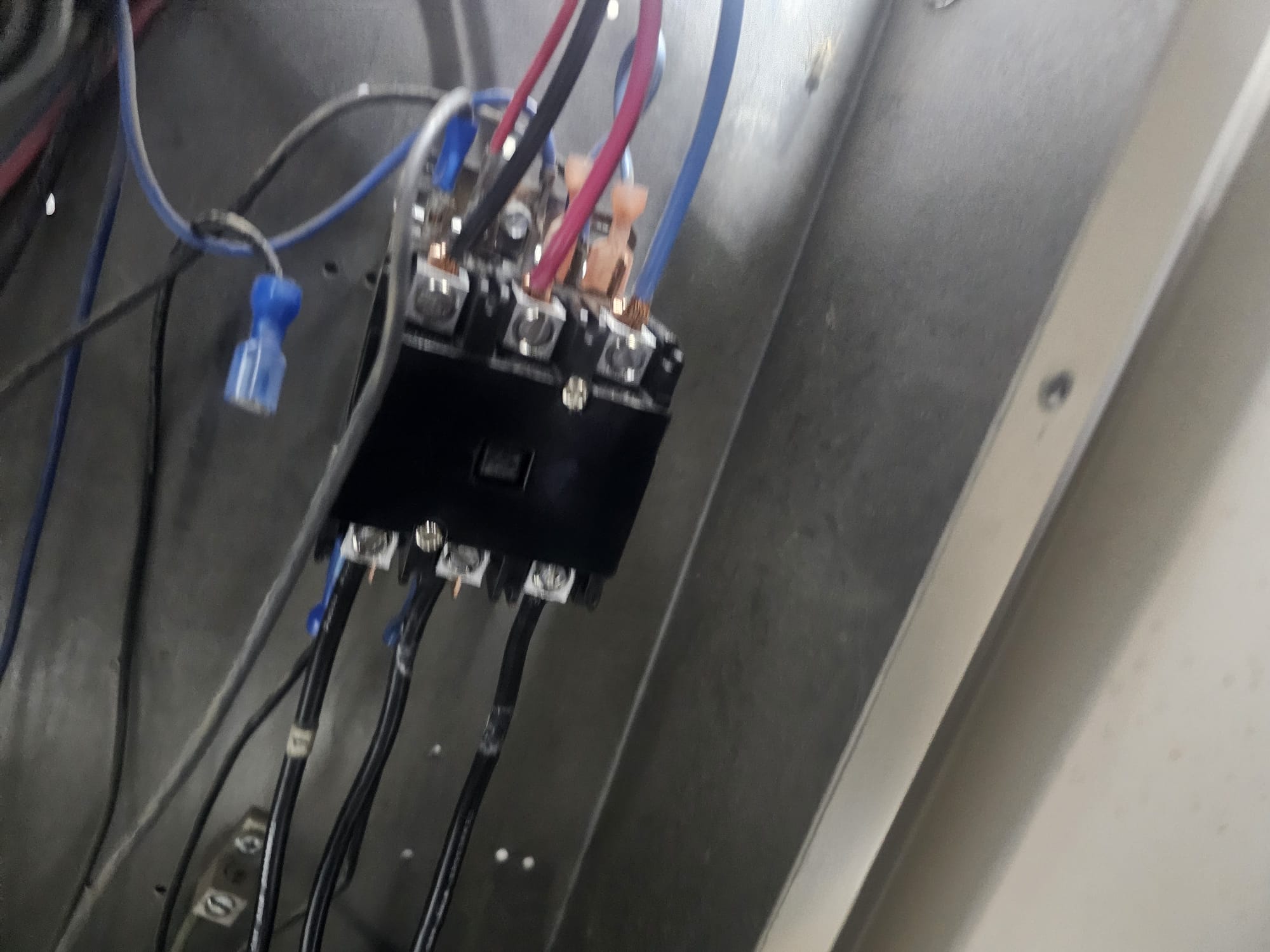 Contactor y conexiones eléctricas instaladas dentro de un equipo