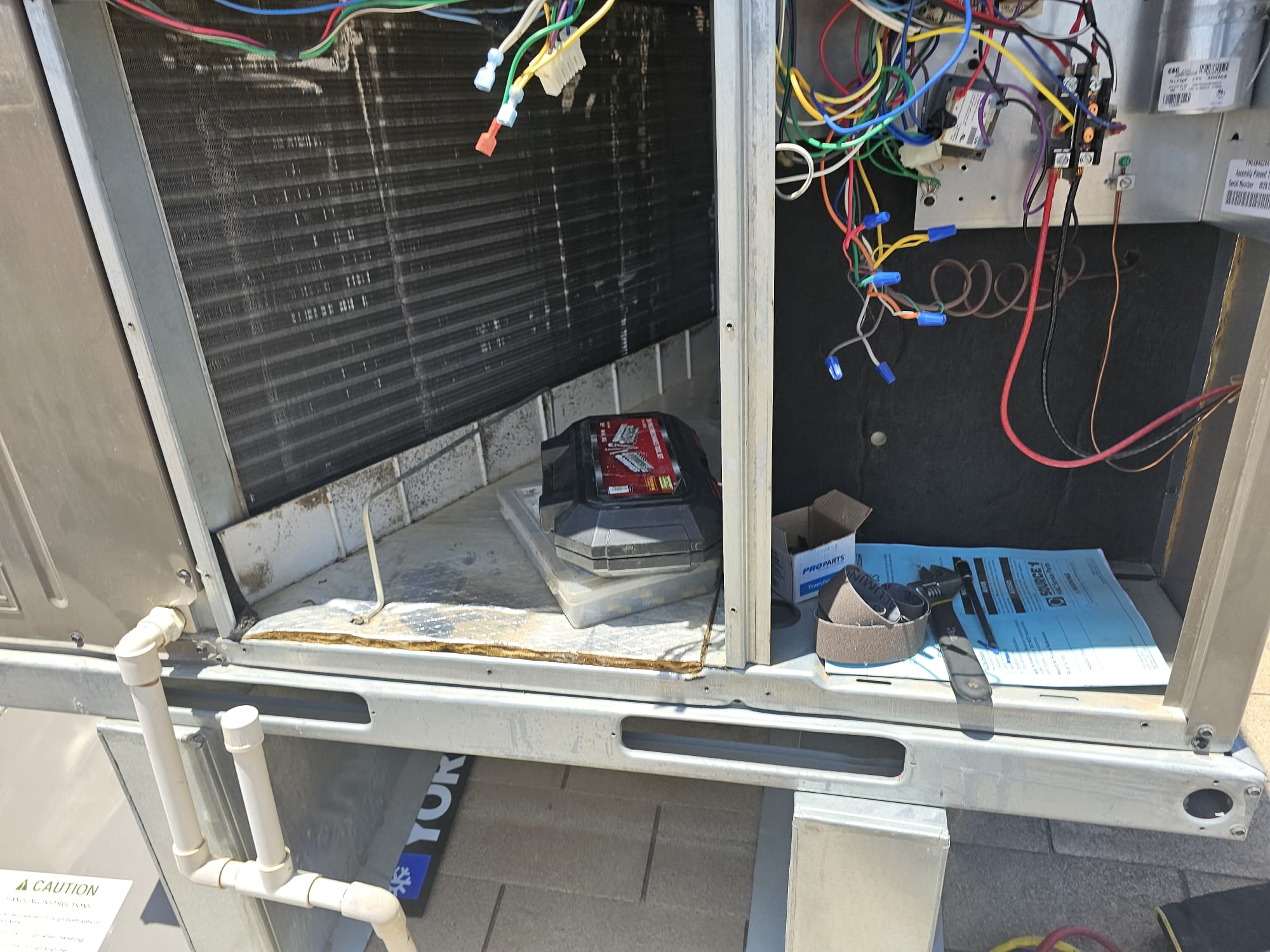 Unidad paquete abierta durante revisión de componentes eléctricos