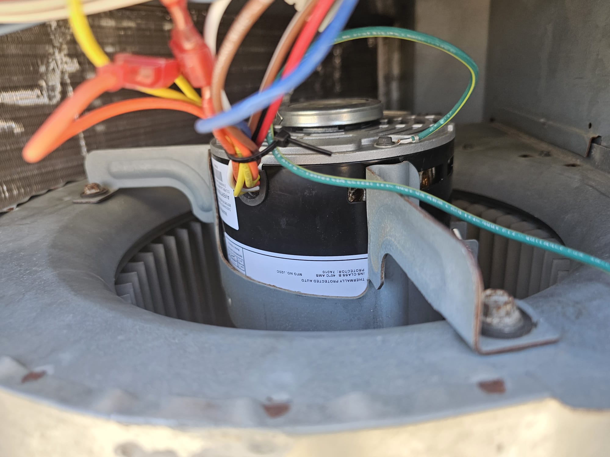 Motor del ventilador instalado dentro del equipo