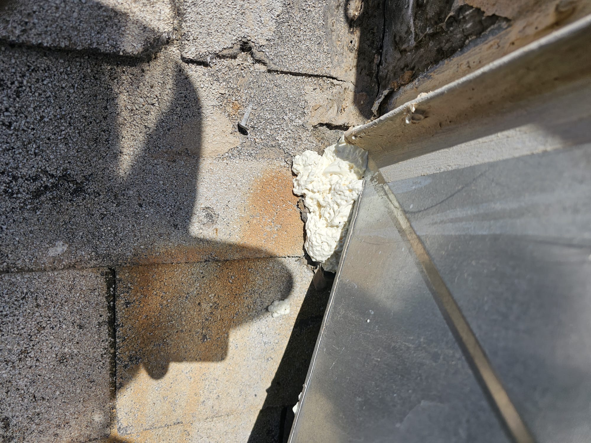 Detalle de unión en azotea durante reparación de la base del equipo