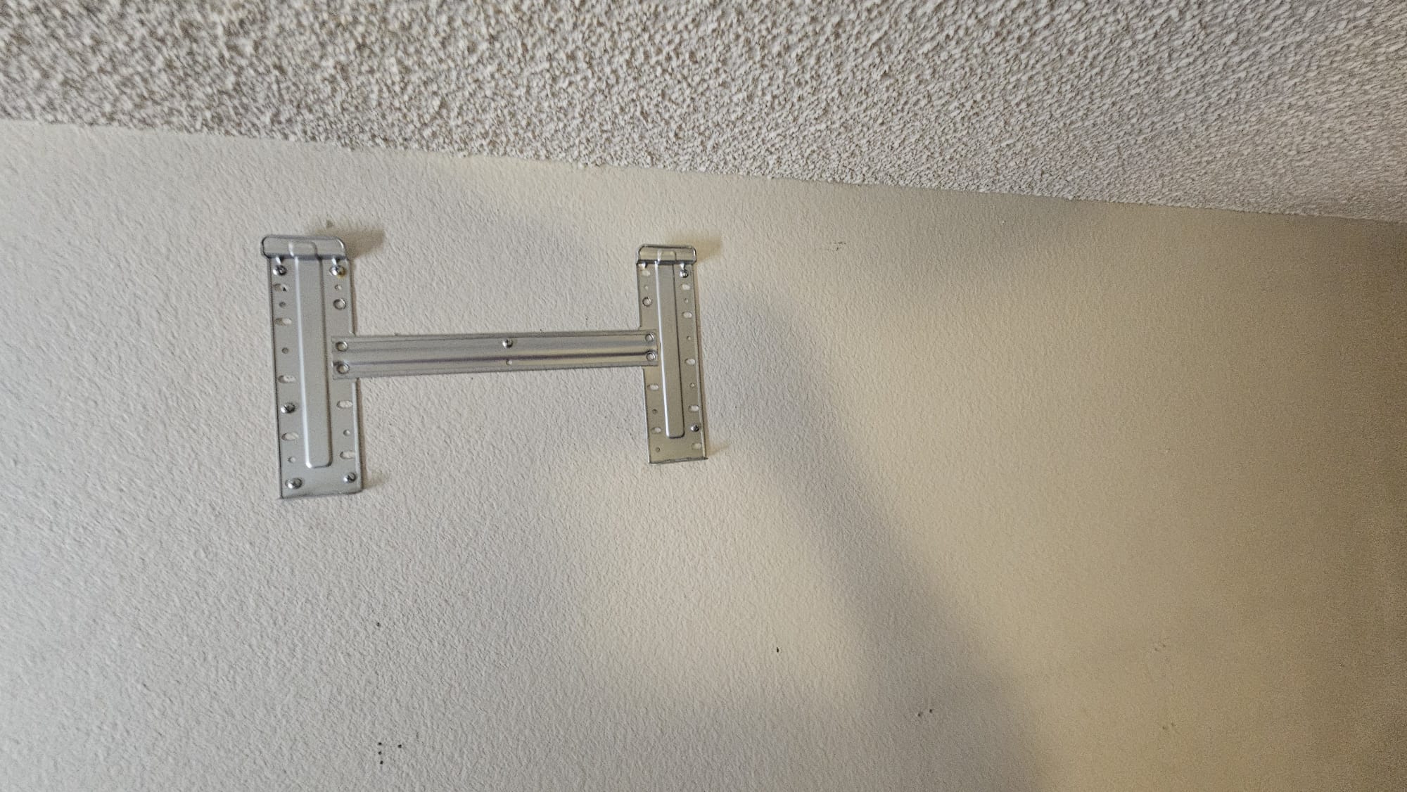Soporte metálico instalado en pared para una unidad minisplit