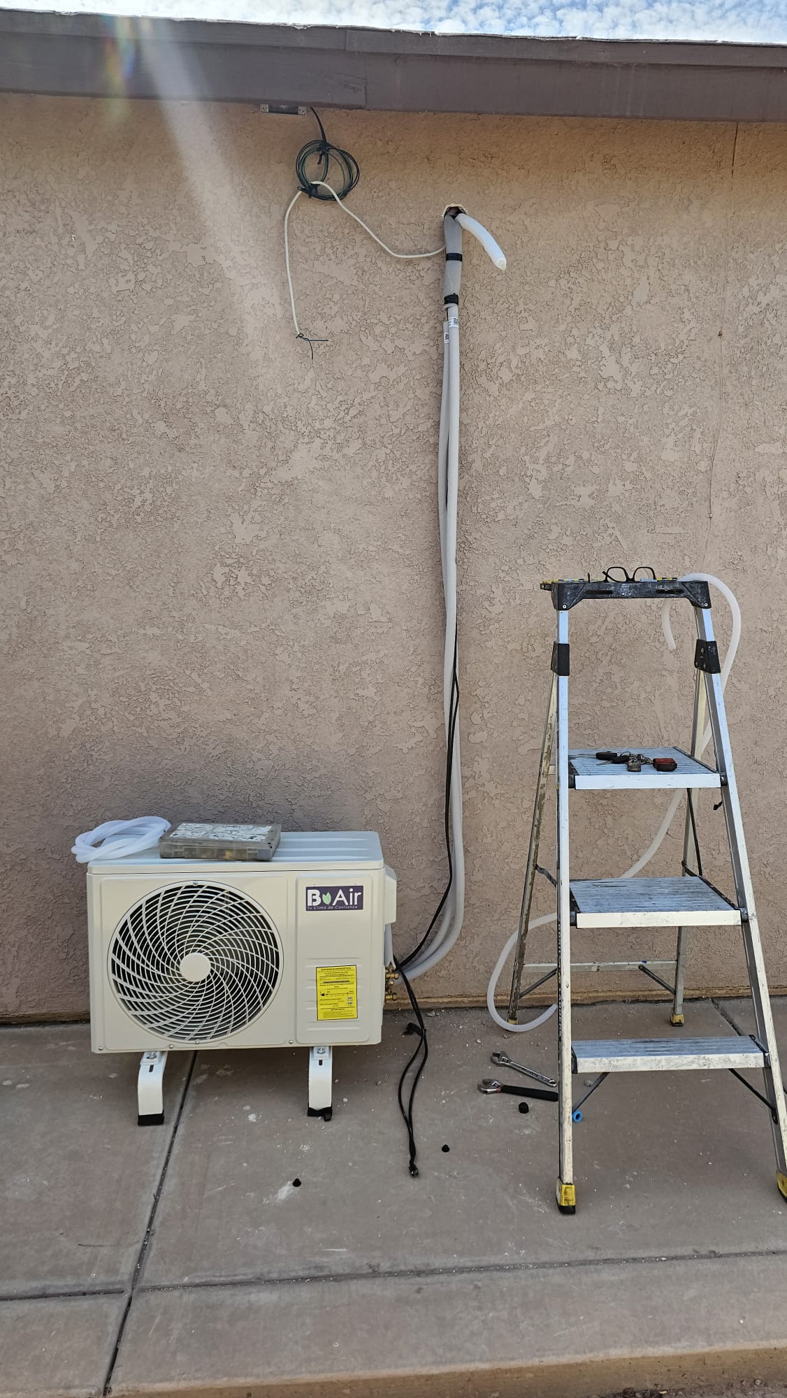 Unidad condensadora y canalización durante una instalación exterior